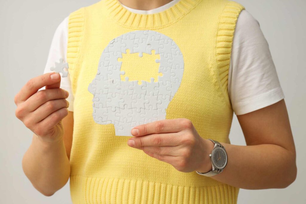 Puzzle a forma di testa con pezzi mancanti simboleggia la perdita di memoria dell'Alzheimer