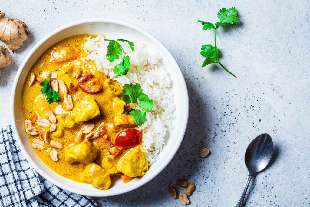 Piatto di riso e pollo al curry