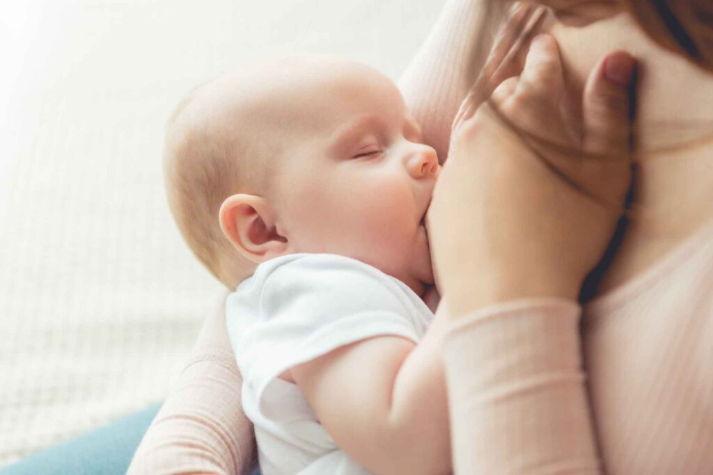 Mamma e bambino durante l'allattamento al seno