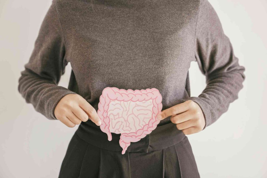 Donna che fa vedere l'intestino disegnato su carta. Concept barriera intestinale