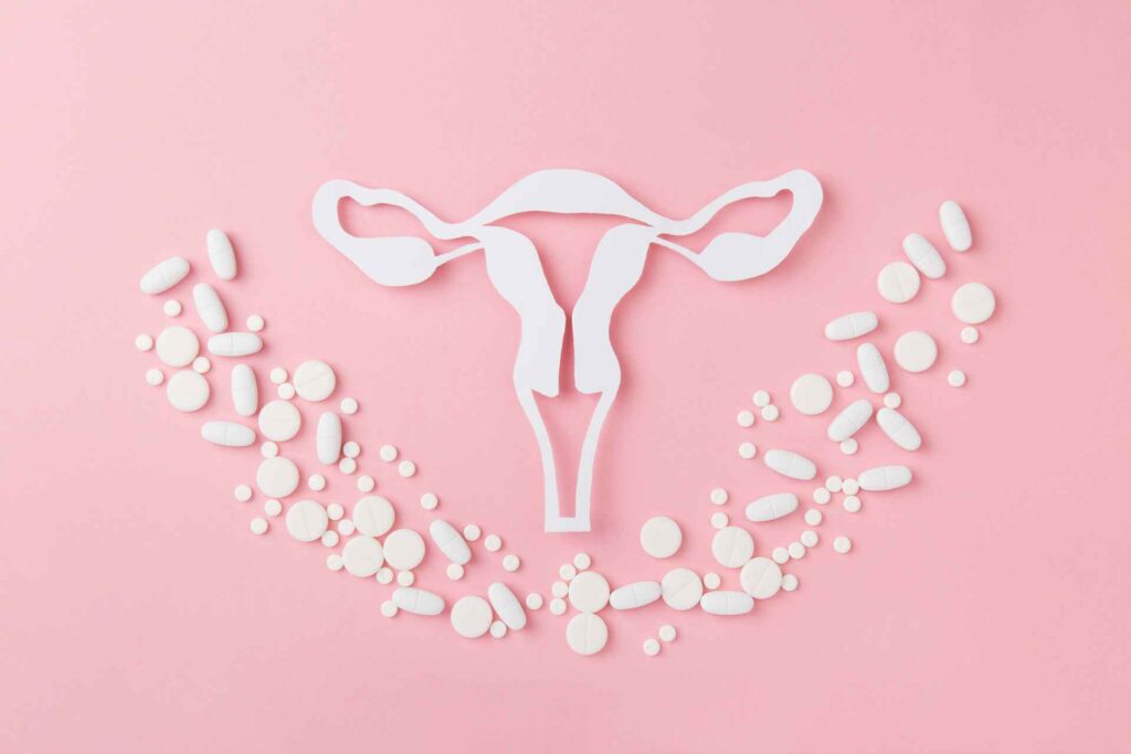 immagine stilizzata di un utero con delle compresse per indicare candida vaginale
