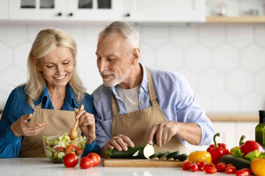 Due persone anziane hanno un'alimentazione sana attenta al colesterolo