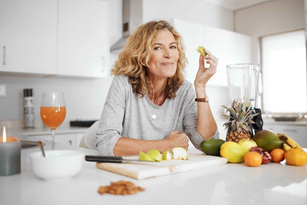 Donna felice che mangia alimenti che migliorano il microbiota intestinale e prevengono i diabete