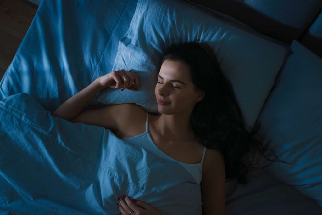 Ragazza dorme bene a sul letto con una buona qualità del sonno