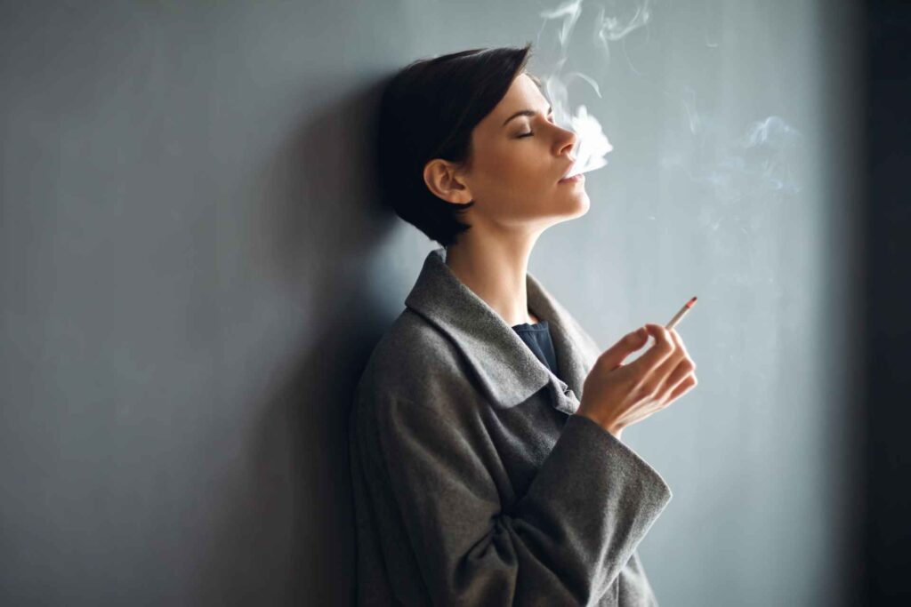 donna che fuma tabacco