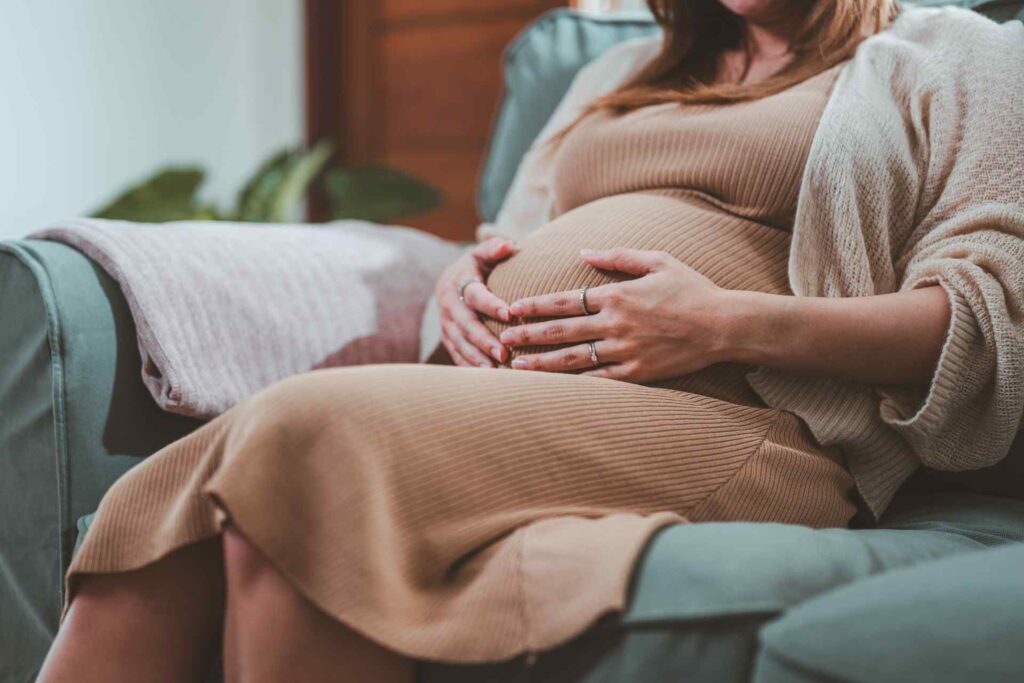 Donna in gravidanza tocca il basso ventre per candidosi