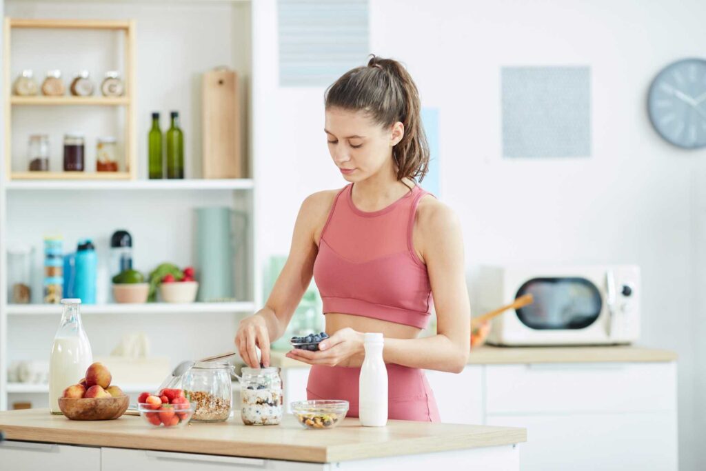 ragazza prepara lo spuntino prima o dopo il workout