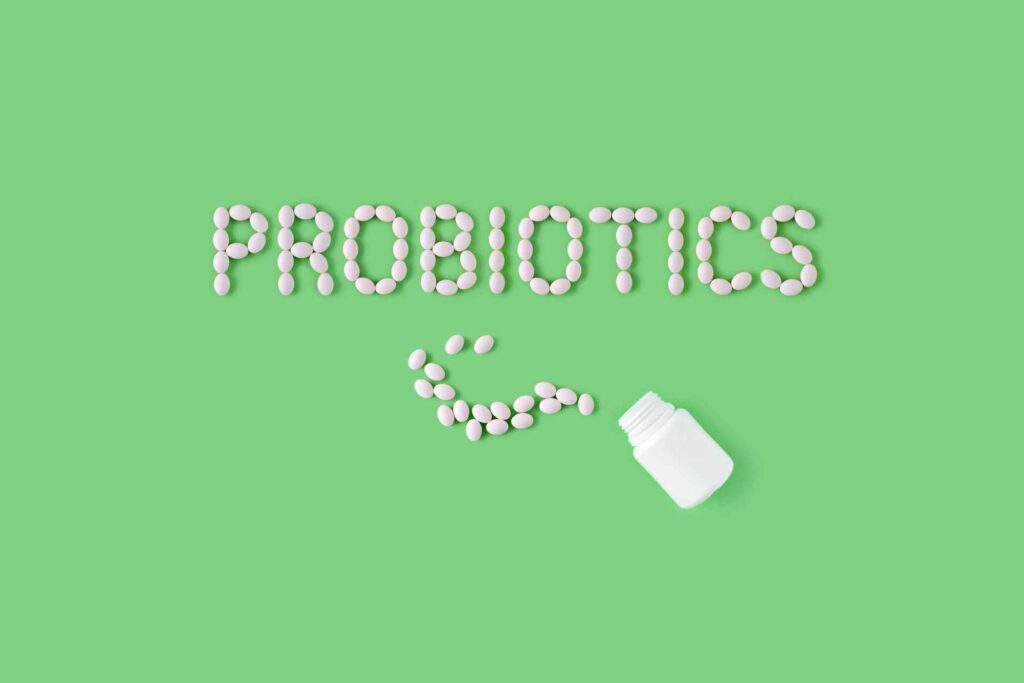 scritta probiotici in inglese formata da tante pilloline di probiotici