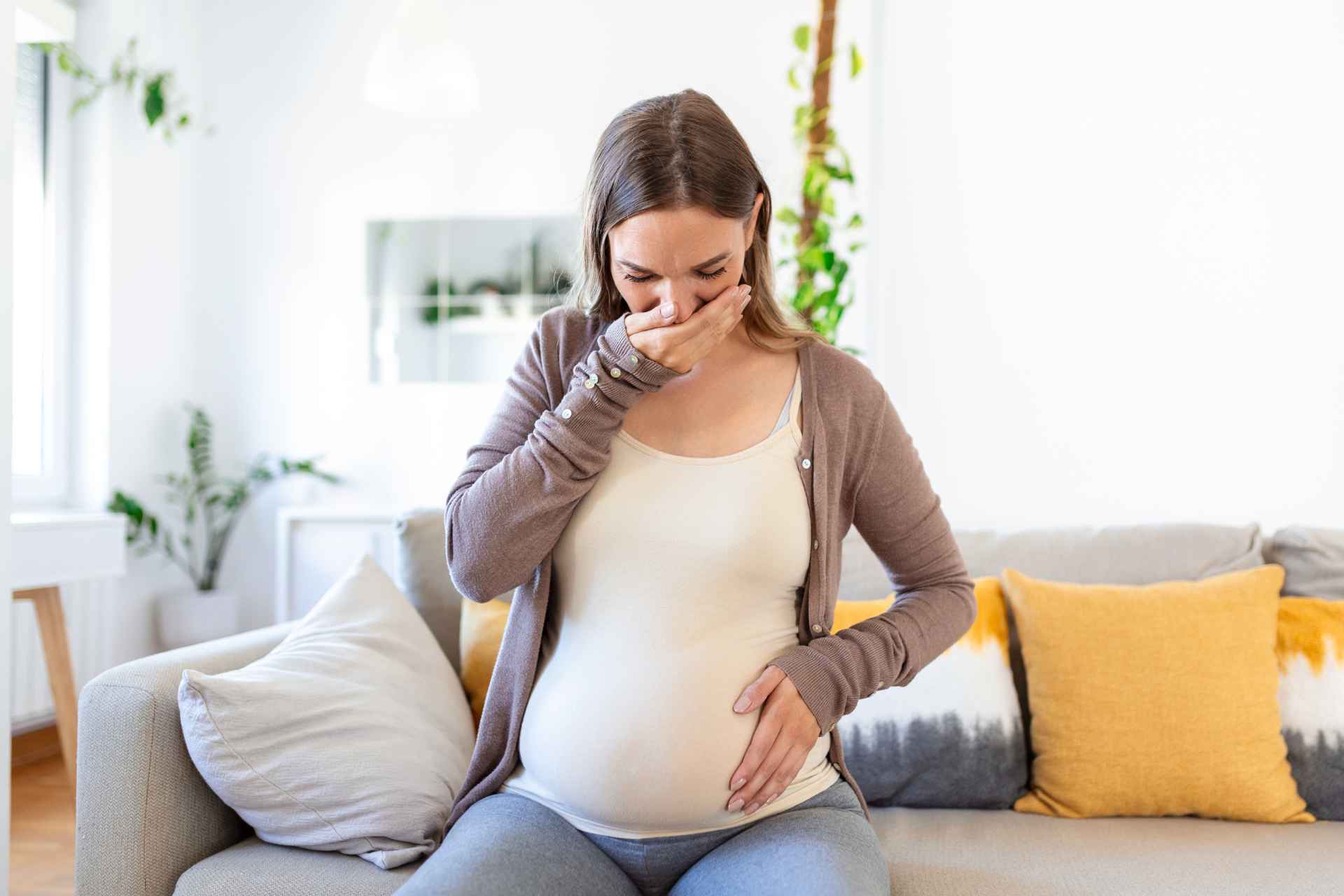 Nausea e vomito in gravidanza non sono “normali”: ecco cosa fare