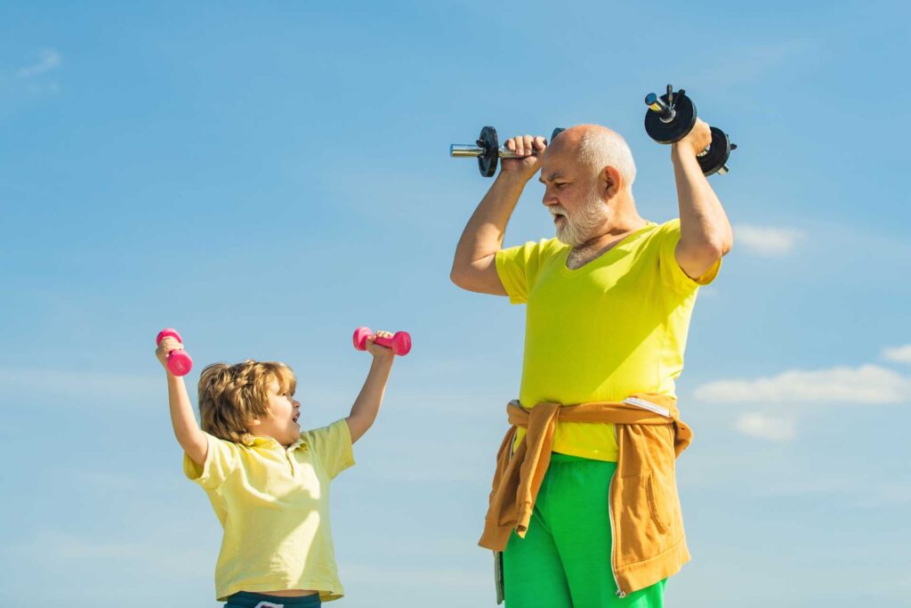 Nonno e bambino si tengono in forma facendo sport