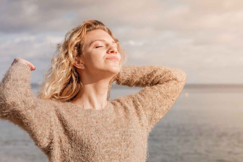 Donna che prende il sole in inverno e fa ricarica di vitamina D