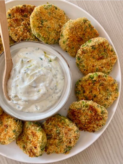 Crocchette di piselli e patate con salsa allo yogurt