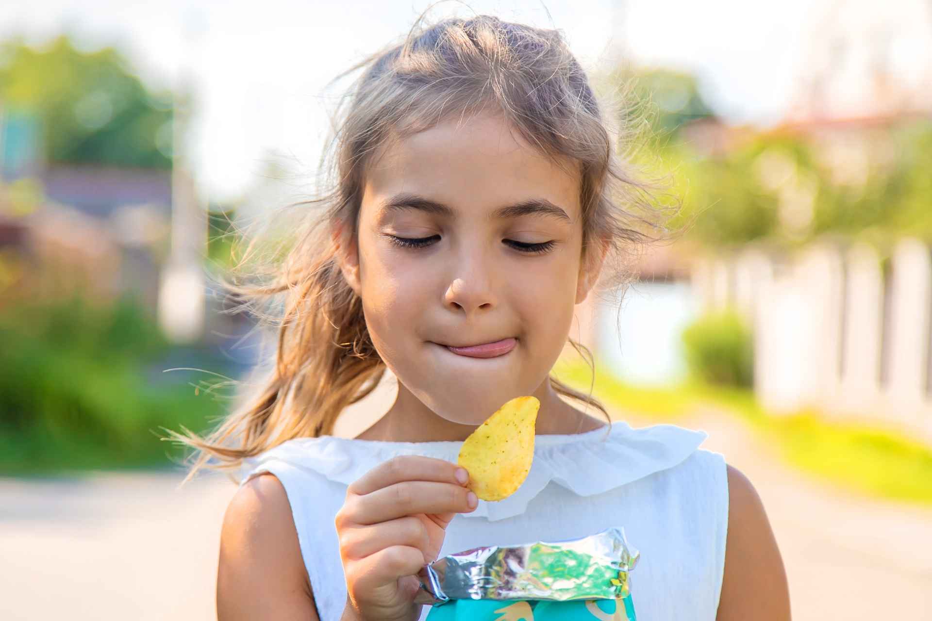 Cibi ultraprocessati ai bambini aumentano il rischio obesità 