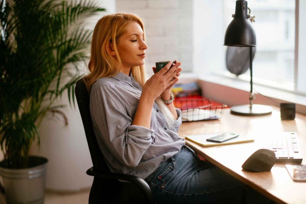 donna beve il caffe a lavoro