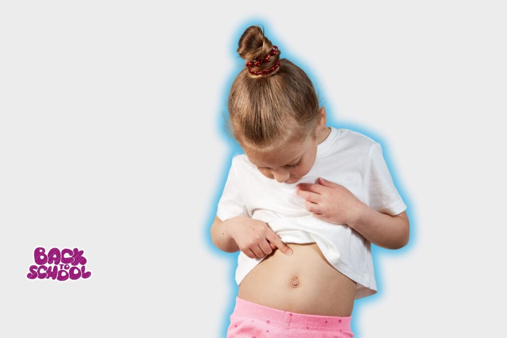 bimba si guarda e indica la pancia