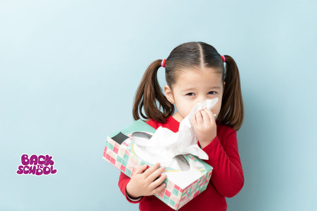 bambina si soffia il naso