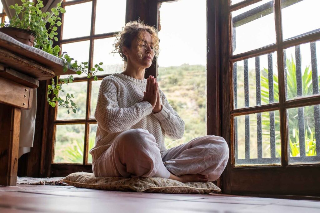 donna che fa meditazione in casa