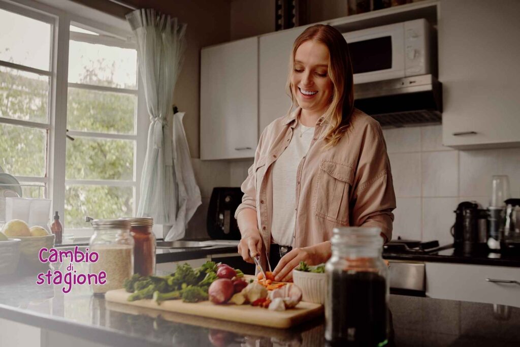 donna che affetta le verdure in un tagliere