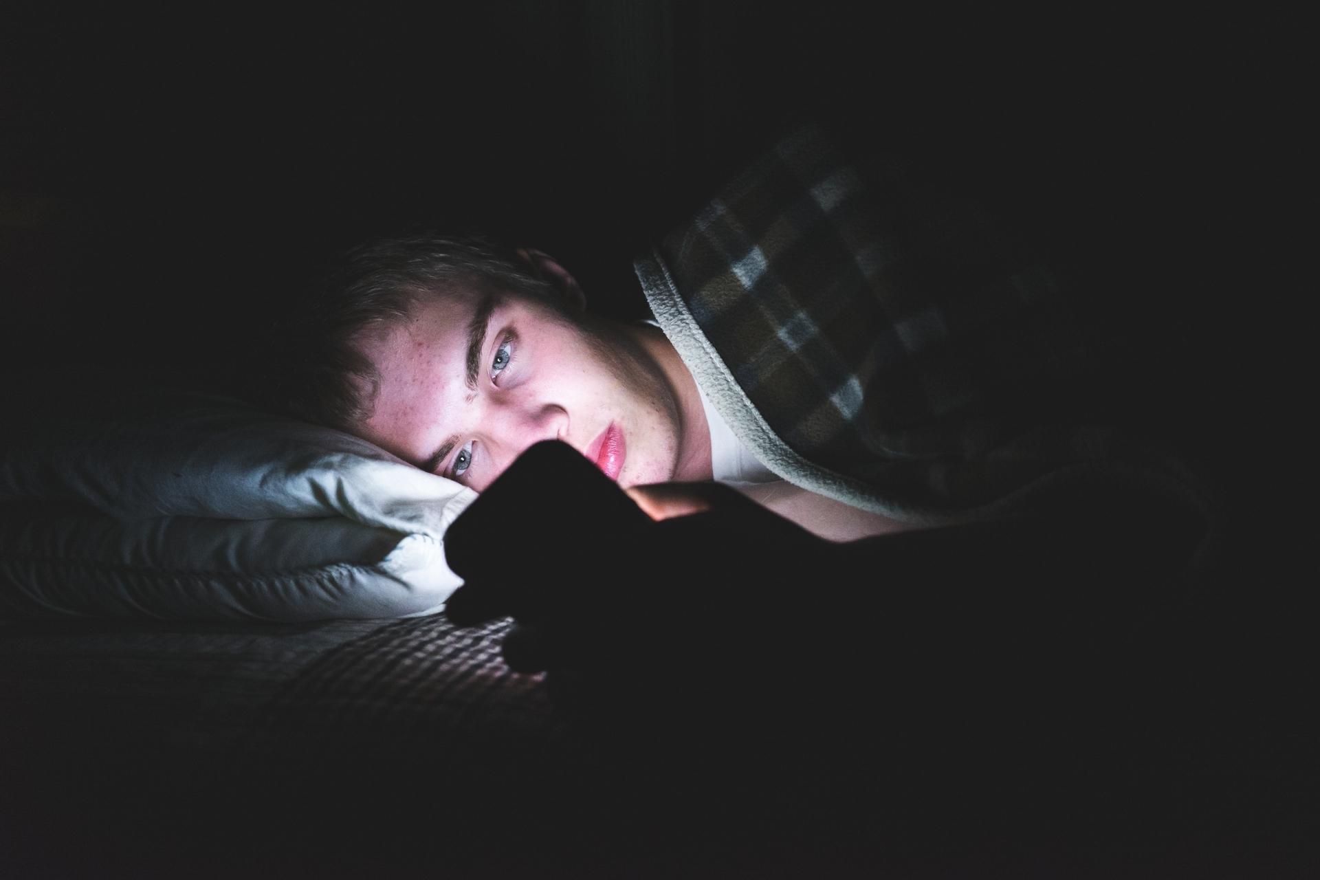 Adolescenti, sonno e microbiota: il legame nascosto tra intestino, orari sballati e benessere mentale